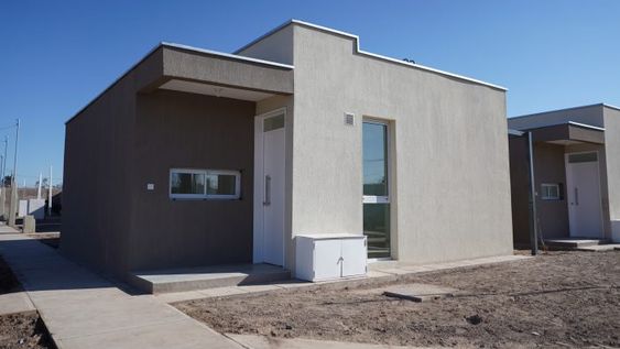 En Junín se entregaron 16 viviendas del barrio Aguaribay, un proyecto innovador de viviendas bioclimáticas