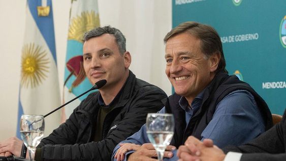 El Gobernador Rodolfo Suarez brindó una conferencia de prensa en la que presentó detalles de dos proyectos enviados a la Legislatura provincial.Uno de esos proyectos es sobre una ley vinculada a la construcción del Proyecto Hidroeléctrico Multipropósito El Baqueano. Con la iniciativa se busca la transición hacia una matriz energética más diversificada ante el avance del cambio climático. El otro proyecto enviado a la Legislatura provincial es sobre la creación de una empresa provincial que administre las centrales hidroeléctricas del Complejo Los Nihuiles. Se trata de Hidroelectricidad Mendocina S.A., cuyo objeto será generar energía hidroeléctrica a partir de los bienes que integran el Complejo Hidroeléctrico Los Nihuiles.El Gobernador estuvo acompañado por el ministro de Gobierno, Trabajo y Justicia, Víctor Ibañez, y el presidente de EMESA, Pablo Magistocchi.