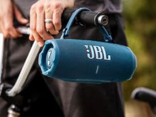 El JBL Flip 7 es uno de los parlantes portátiles más buscados por su tamaño compacto y potencia de sonido.