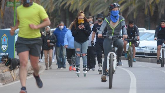 Salidas. Gente en el parque San Martín. Al menos hasta el 22 de setiembre no habrá cambios en el decreto del distanciamiento. Foto: José Gutiérrez