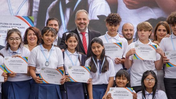 Miles de alumnos fueron reconocidos en Maipú