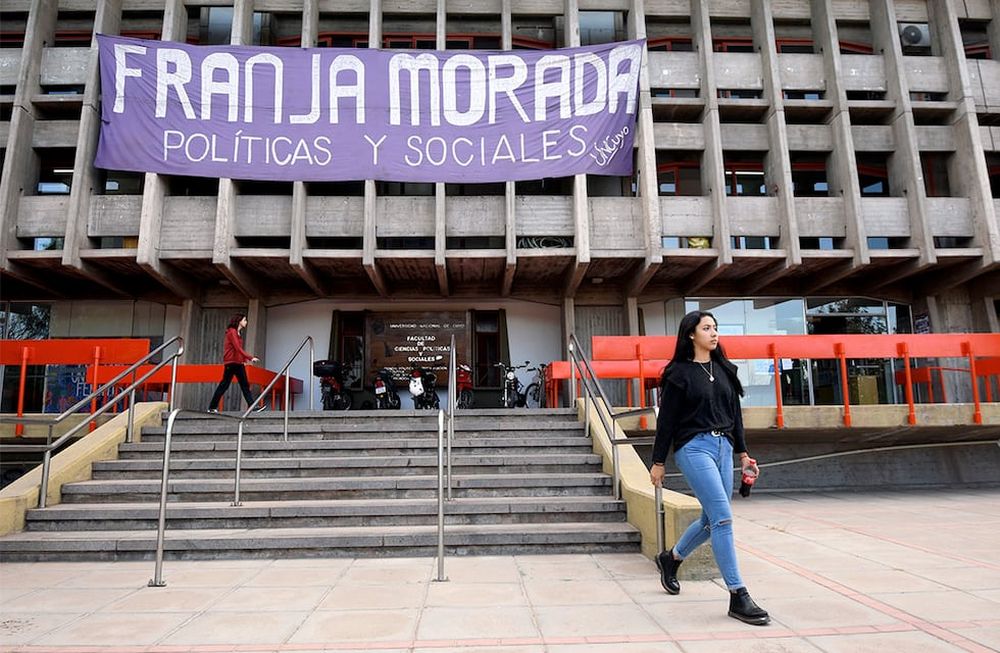 Facultad de Ciencias Políticas y Sociales de la U N Cuyo, donde habrá elecciones en una fuerte pelea por el decanatoFoto: José Gutierrez / Los Andes