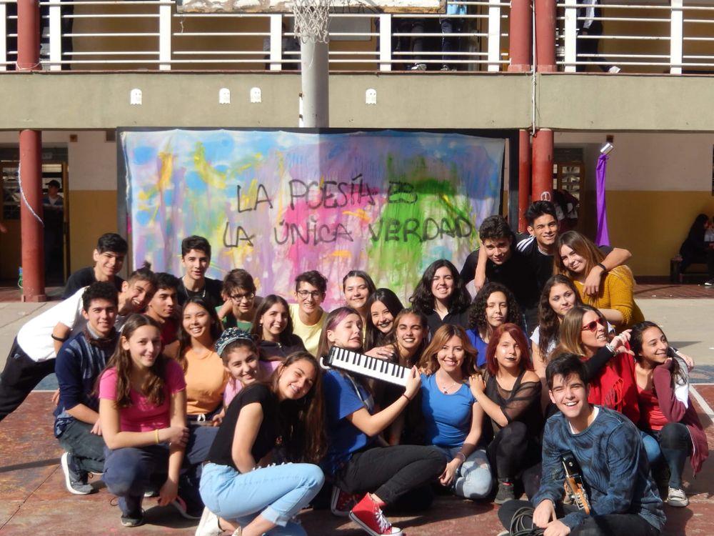 En una muestra en la escuela Qu&iacute;micos argentinos. "Desde mis comienzos he atravesado mis clases desde la interdisciplinariedad, el arte y las motivaciones de mis estudiantes", afirma Sara. | Foto: gentileza