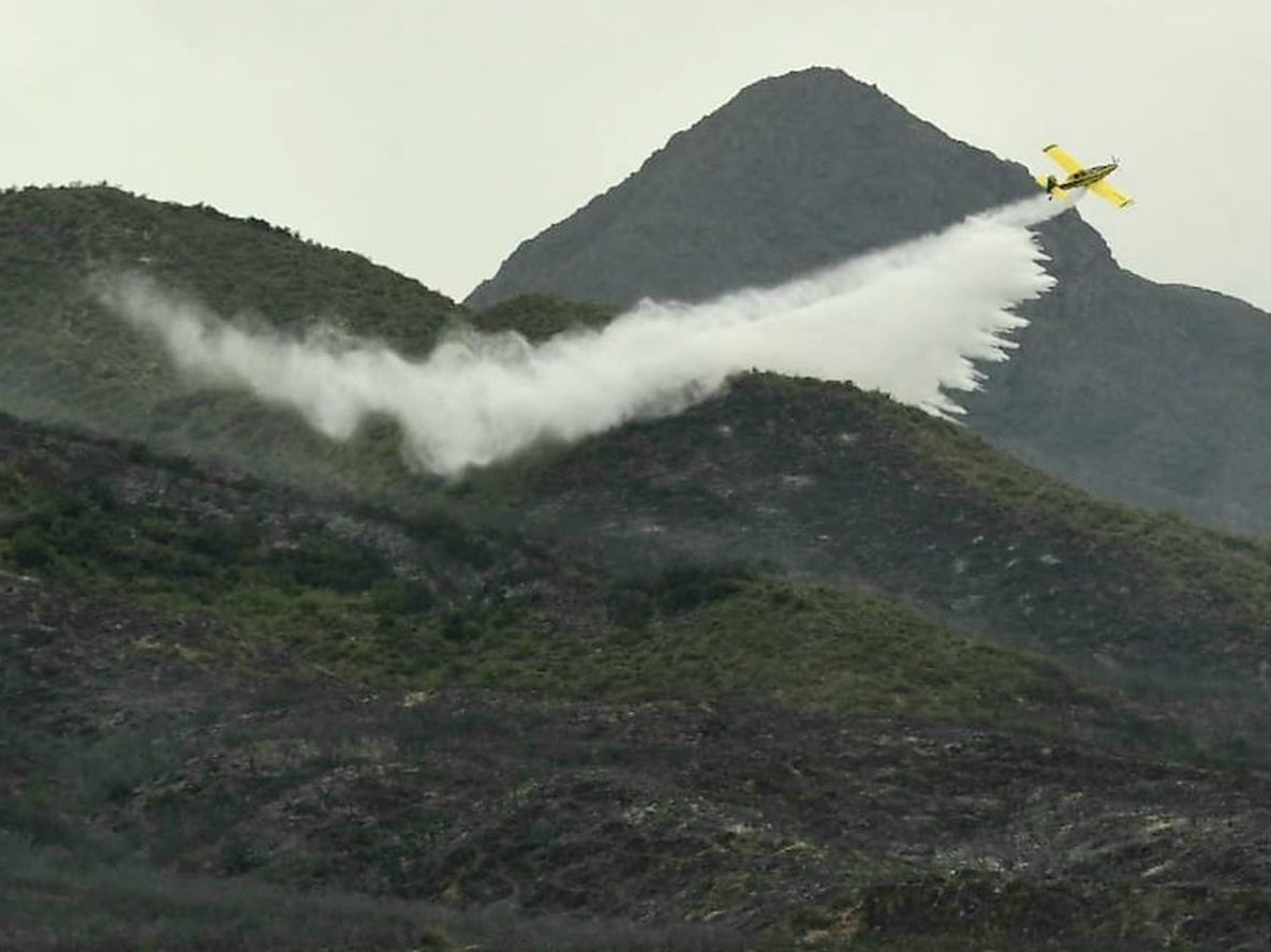 Fotos y video: así controlan los incendios en el piedemonte con 4 helicópteros, 2 aviones y más de 200 personas. Foto: Orlando Pelichotti / Los Andes