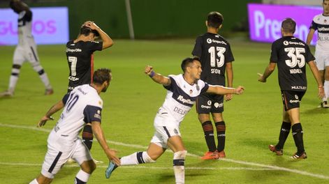 Todo Gimnasia festejó la victoria ante Newells por la Copa Liga Profesional. (Fotobaires)