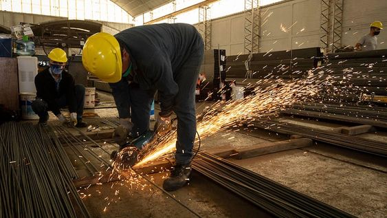 Las manufacturas locales muestran un crecimiento desde la reactivación económica tras los meses más duros de la pandemia, pero, entre muchos problemas, hay dos que destacan: las trabas a las importaciones y el acceso al financiamiento. / Foto: Ignacio Blanco / Los Andes