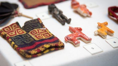 Los Andes | Mendoza, 9 de Agosto de 2019 SociedadEstatuillas y vestimenta del fardo funerario que fueron encontrados en el enterratorio de la Momia del Aconcagua que actualmente se encuentran en el Museo de Arqueologico de la Facultad de Filosfia y Letras de la UNC