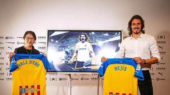 Edinson Cavani fue presentado este lunes en el Valencia. (@valenciacf)