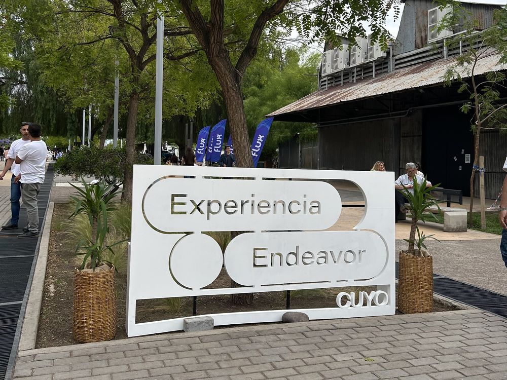 Éxito en la Nave Cultural. Sala colmada y organización afinada: 5.500 asistentes convirtieron a Experiencia Endeavor Cuyo en una edición récord y muy bien valorada.