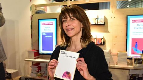 Presentó su libro de poemas y habló de su orientación sexual.