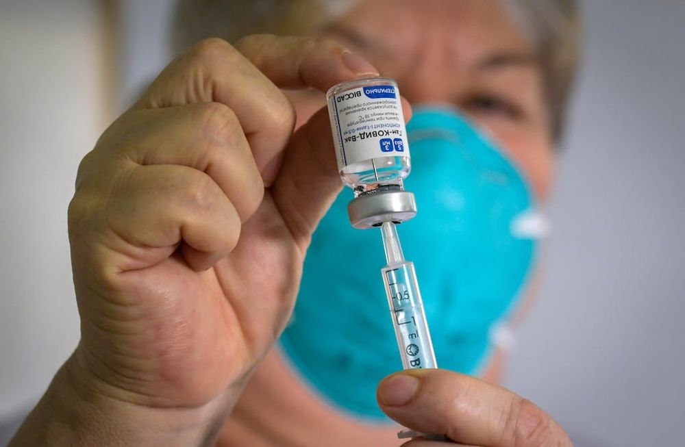 La Campaña. La Provincia cuenta con 15 mil dosis de la Sputnik V y 23 mil de la Covishield para destinar a adultos mayores. Foto: Orlando Pelichotti / Los Andes