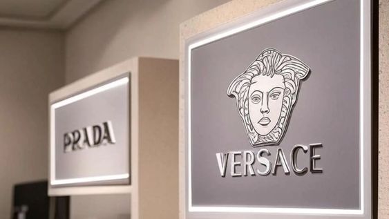 La firma italiana Prada se queda con la famosa marca de lujo Versace. La firma italiana Prada se queda con la famosa marca de lujo Versace.