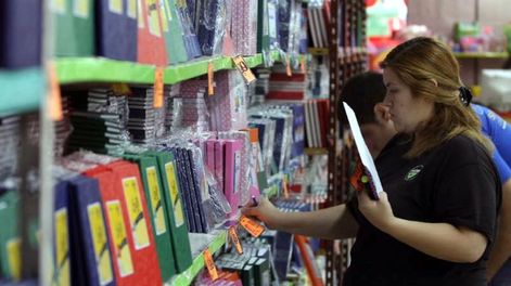 Autorizan aumentos en 55 productos de la canasta escolar