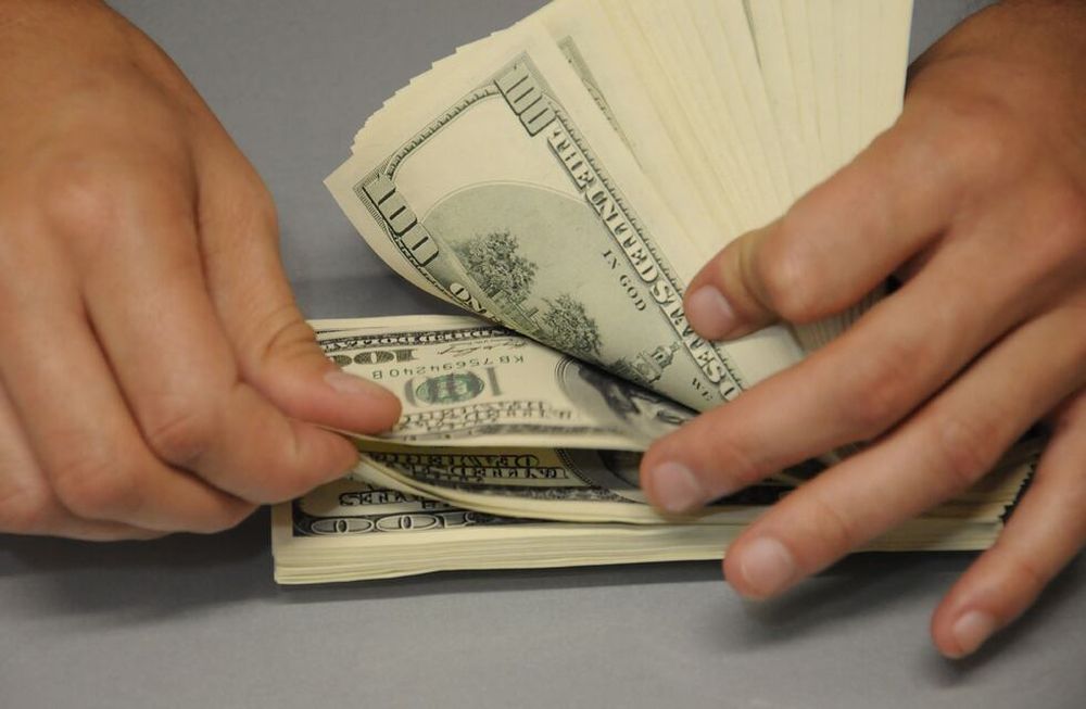 Cómo se consigue el “Dólar Bolsa” que, por ahora, esquiva el cepo y el impuesto del 30%