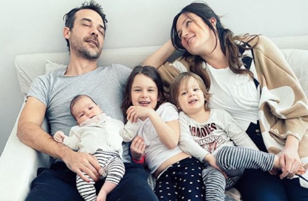 Paula Chaves y Pedro Alfonso junto a sus tres hijos.