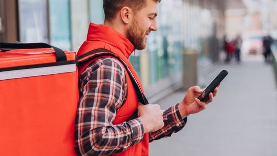 La resolución solo se aplica a los 28 repartidores en bicicleta que en 2018 iniciaron una demanda contra Deliveroo, pero podría inspirar a otros repartidores belgas. Foto: iStock