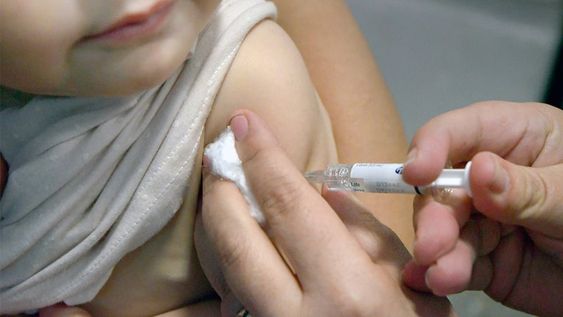 04 de abril  2022 SociedadPlan Nacional de VacunaciónComenzó hoy la primera vacunación antigripal que llegó en las últimas horas a la provincia de Mendoza, de un total de 28 mil dosis, serán destinadas, a partir de hoy, a los niños sanos de entre 6 y 24 meses, en el Hospital Humberto NottiFoto: Orlando Pelichotti / Los Andes