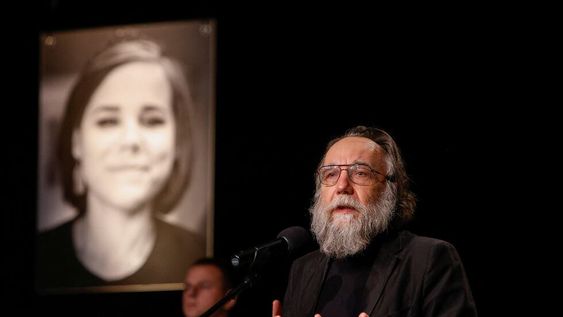 Alexandr Dugin en el funeral de su hija Darya