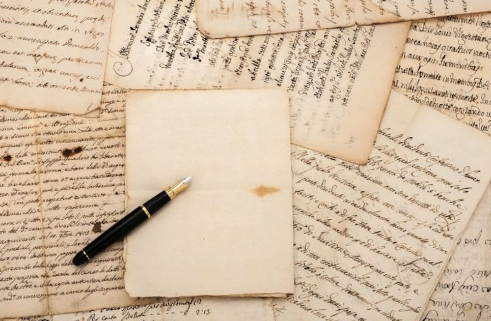 Cuando escribimos, recorremos una ilusión. Atravesamos desiertos, escalamos montañas, gozamos de valles infinitos, como raíces que quieren ser alas.