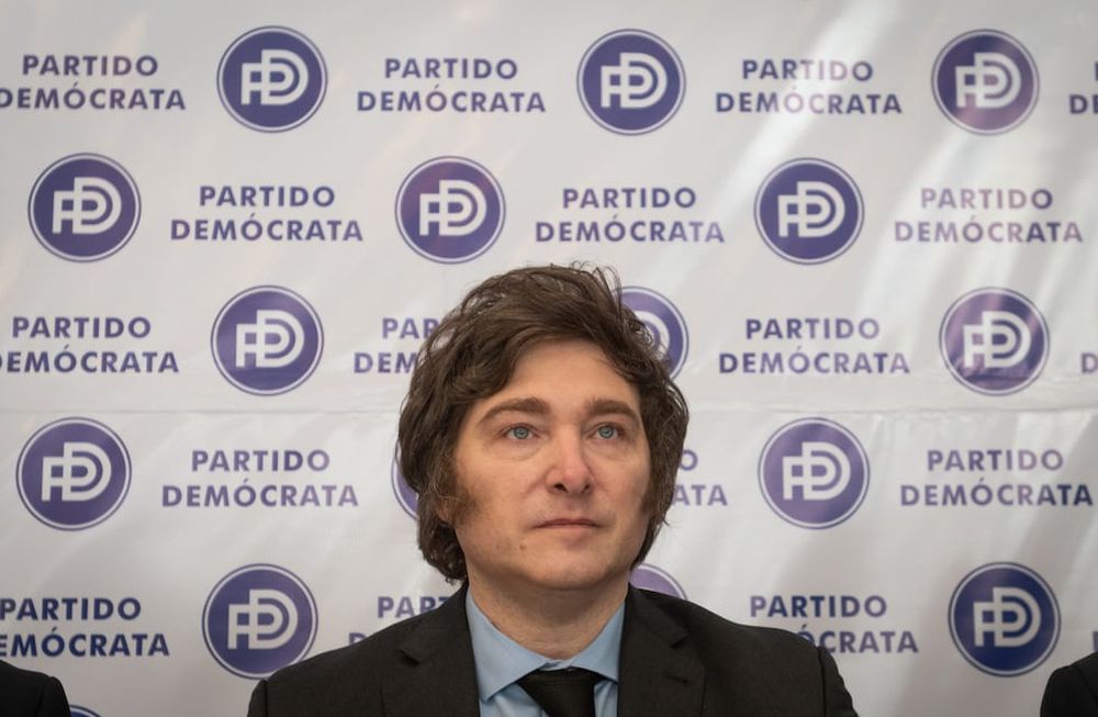 El diputado nacional Javier Milei arribó este viernes a la provincia y se reunió en la sede del Partido Demócrata para hablar sobre la inflación y su campaña de “dolarización”.Foto: Ignacio Blanco / Los Andes