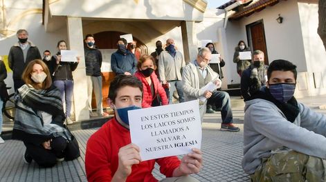 Los Andes | Ayer un grupo de fieles se manifestaron a favor del cura párroco de la iglesia del barrio Bancario, en Godoy Cruz. Foto: Orlando Pelichotti / Los Andes
