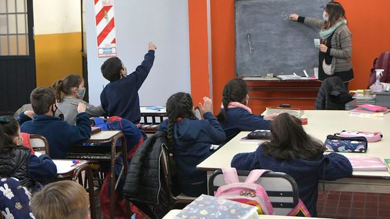 Desde la DGE señalan que las escuelas deben contar con a aprobación de los planes operativos para el regreso total a las aulas de los alumnos más grandes.  Foto: Orlando Pelichotti / Los Andes