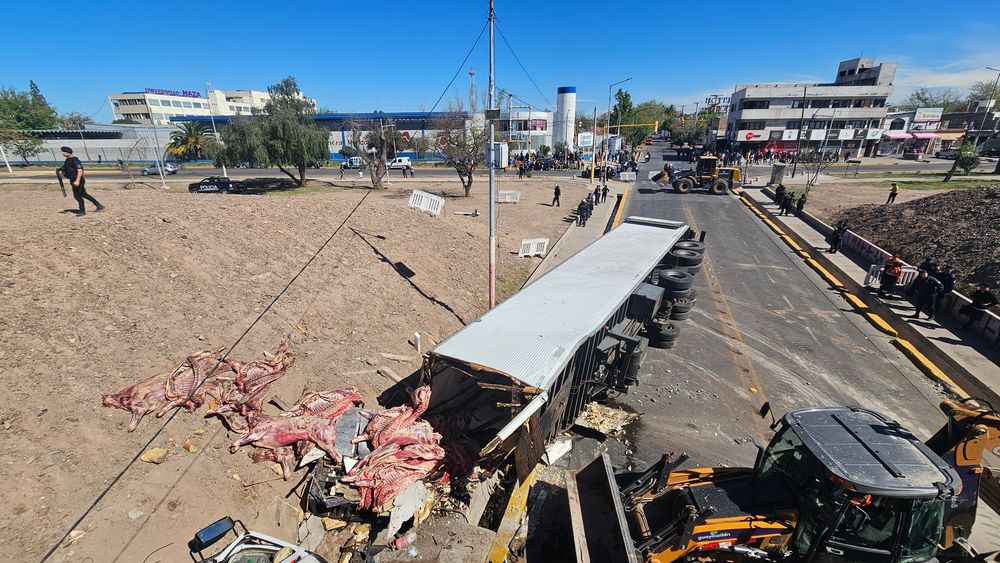 Camión desbarrancó en el Acceso Este y cayó sobre Cañadita Alegre.