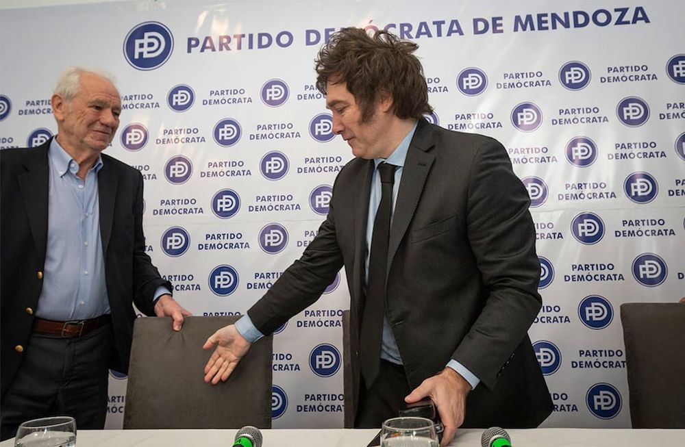 El diputado nacional Javier Milei arribó este viernes a la provincia y se reunió en la sede del Partido Demócrata para hablar sobre la inflación y su campaña de “dolarización”. Foto: Ignacio Blanco / Los Andes