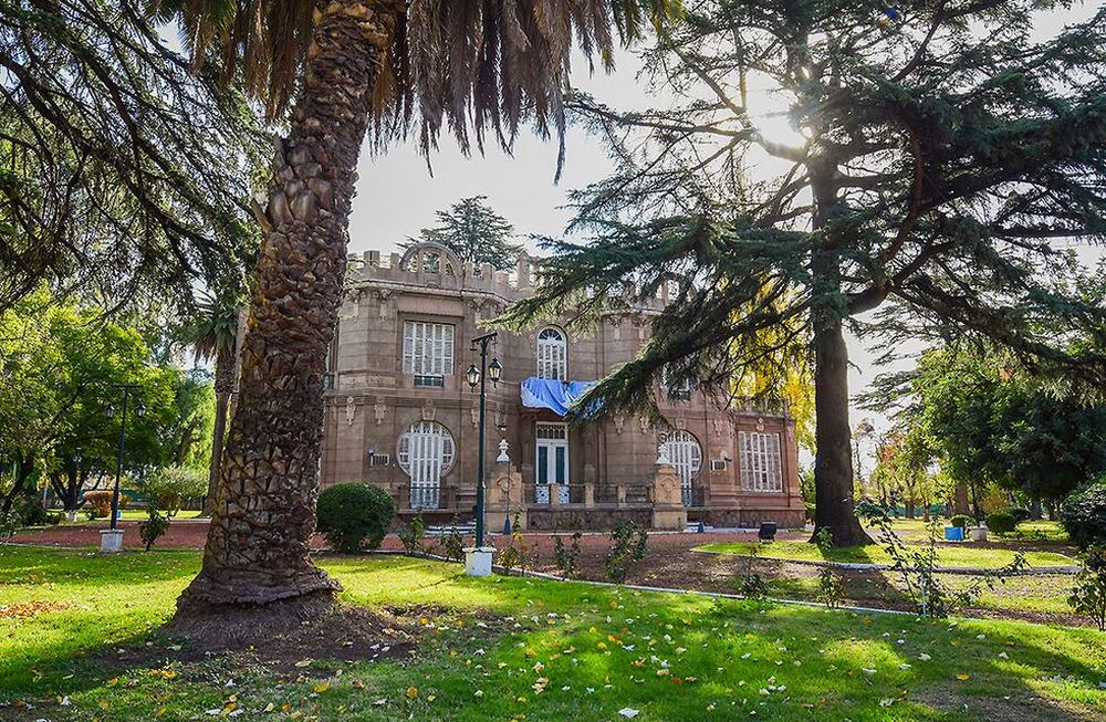 En calle Ozamis se encuentra el majestuoso chalet Gargantini-Giol, la bodega y Museo Nacional del Vino. Su arquitectura marcó el proceso de urbanización. / Foto: Archivo Los Andes.