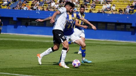 El delantero del Lobo, Joan Juncos, aguante la presión de la última línea del Bohemio. / Gentileza: Prensa Atlanta.