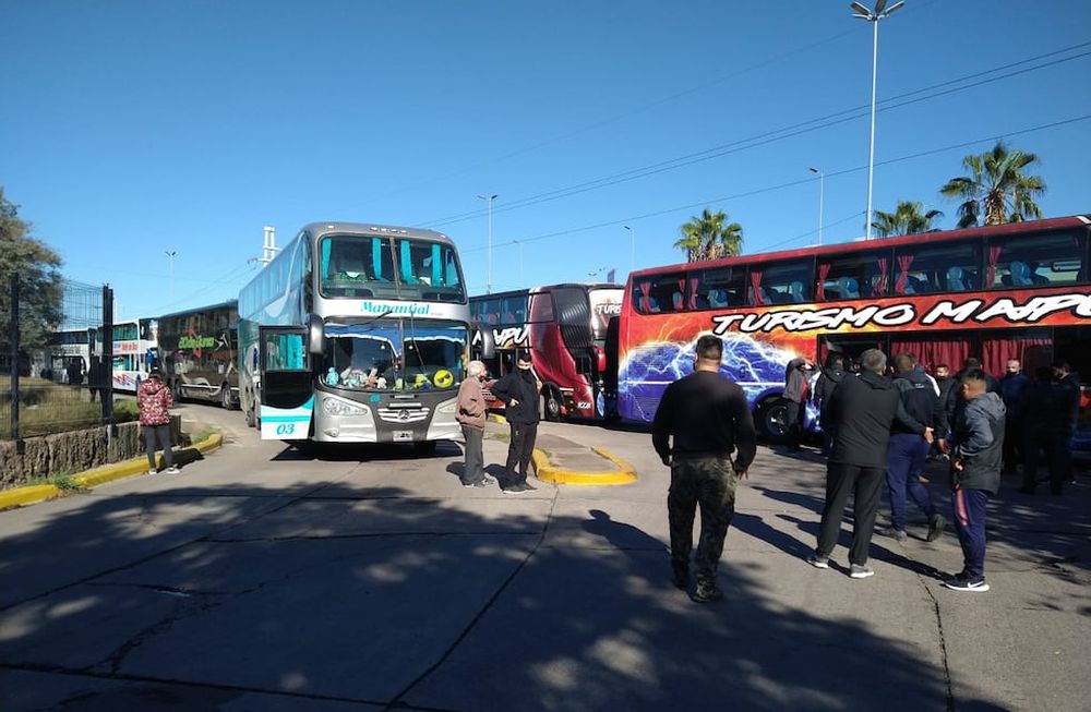 Operadores turísticos realizan una protesta en los ingresos a la Terminal de Mendoza, tras las nuevas restricciones por el coronavirus. Foto Mariana Villa.
