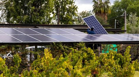 Los Andes | La Provincia, junto con el CFI, lanzó créditos para que pequeñas y medianas empresas productivas puedan financiar la instalación de paneles solares. Foto: Gentileza