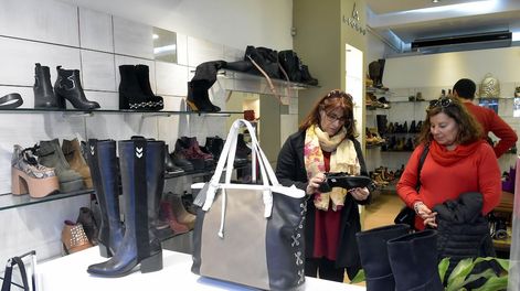 Comercio: el precio de la indumentaria se duplica por el cambio de temporada y las ventas se sostienen