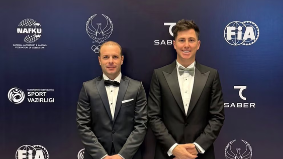 En la gala de FIA realizada en Uzbekistán, el piloto mendocino (derecha) y el navegante español recibieron la distinción de campeones mundiales de Bajas 2025.