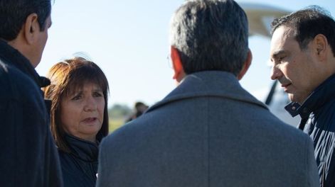Patricia Bullrich llegó a 9 de Julio para seguir de cerca el rastrillaje en la casa de la abuela. Foto: Gentileza Clarín.