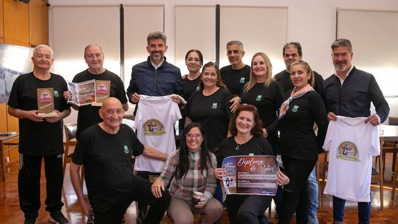 El Ballet de Adultos de la Ciudad fue destacado en Cosquín y sus alumnos lo compartieron con el intendente