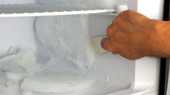 no hace falta desenchufar: el truco sencillo para eliminar el hielo del freezer