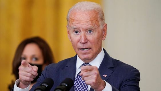 El presidente Joe Biden responde preguntas en el Salón Este de la Casa Blanca. (AP)