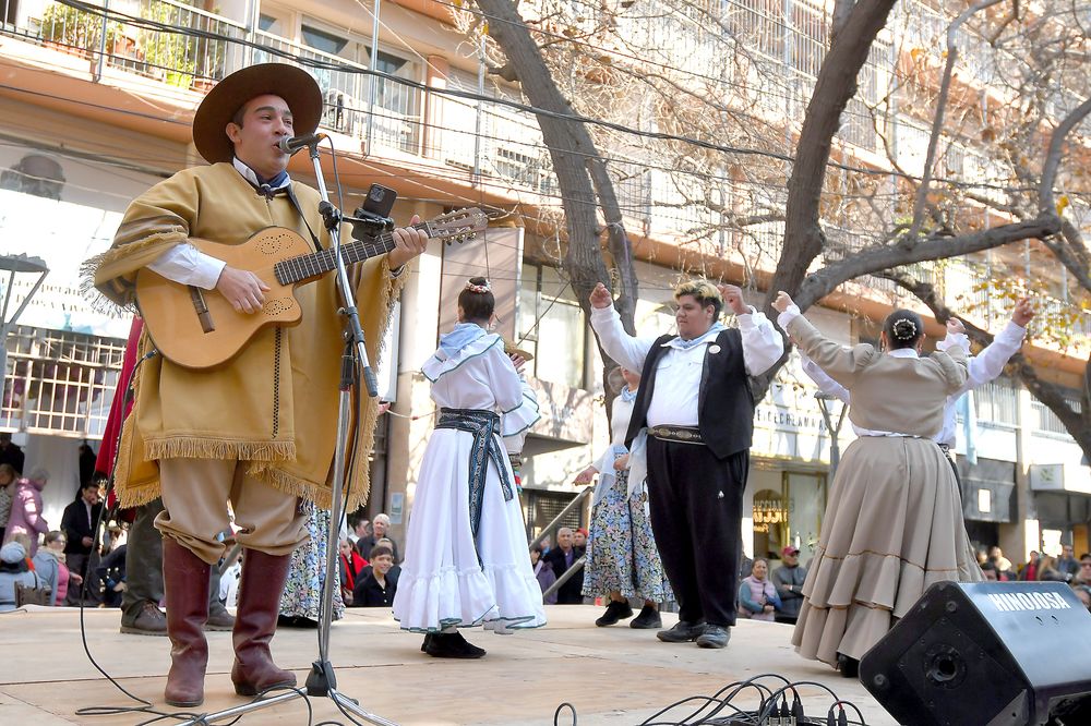 Además de la misa y la procesión en el día de Santiago Apóstol, patrono de Mendoza, en la Peatonal hubo shows musicales y de danza para acompañar la celebración.
