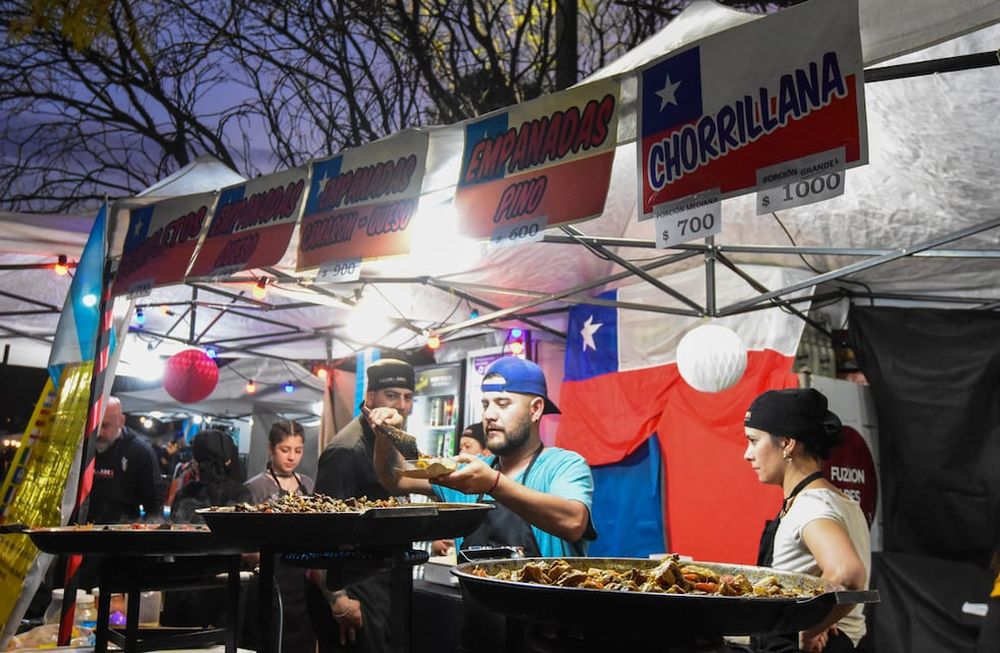 La tradicional feria de artesanos autores  El Revoltijo, que funciona en el Parque San Martin, se vistio de Chile para recibir a los turistas del vecino país. Foto: Mariana Villa / Los Andes