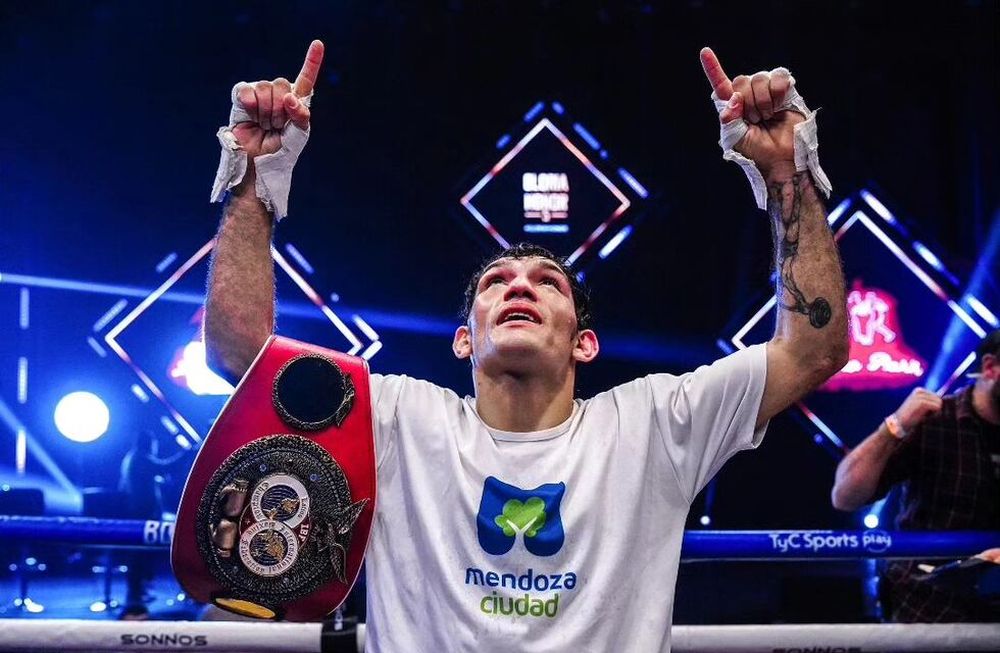 Juancito Carrasco y un momento especial. Tras el triunfo y ser consagrado campeón, elevó sus manos al cielo y le dedicó el título y a su mamá Margarita.