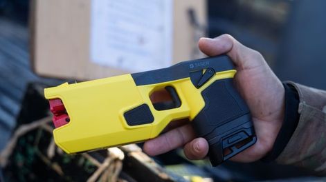El Gobierno compró un centenar de pistolas Taser.
