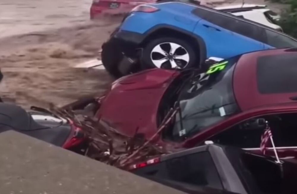 Video: al menos 16 0km de alta gama fueron arrastrados en una inundación en EEUU