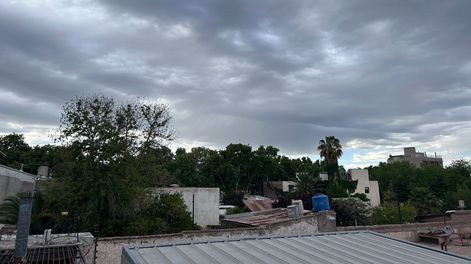 Un sábado descenso de temperatura, viento sur y nubosidad variable, con una mínima de 11°C y una máxima cercana a los 22°C.