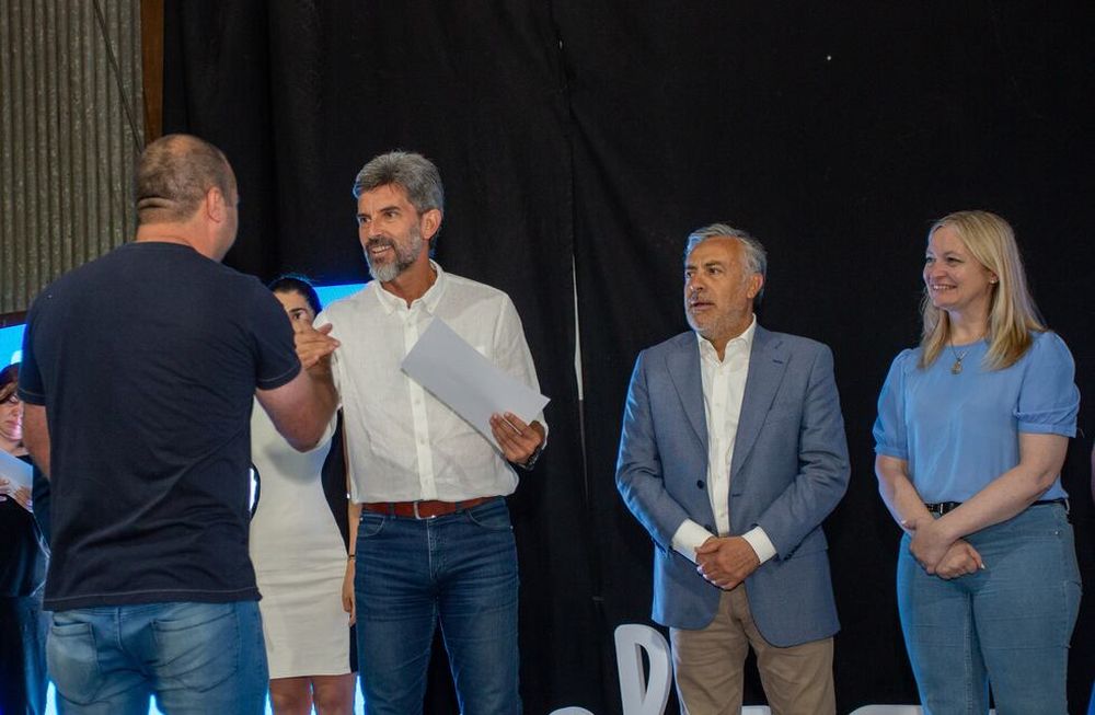 Ulpiano Suarez participó de la entrega de certificados del curso de inglés TIC