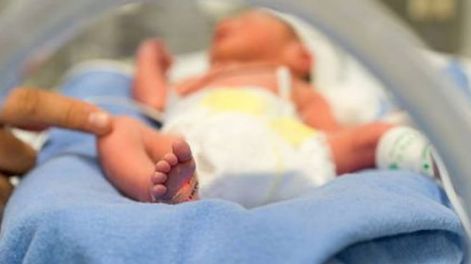 El contacto piel a piel con los bebés prematuros tienen un impacto positivo en la salud de los recién nacidos.