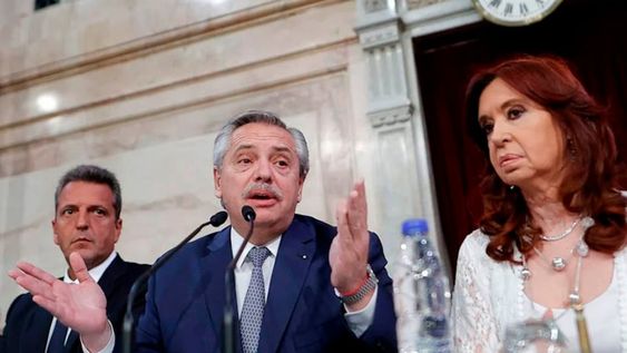 Alberto Fernández tiene como opciones dos “Lugares” contrapuestos, pero recurrentemente elige permanecer en su “No Lugar”, el espacio sin identidad en el que se convierte en “no presidente”.