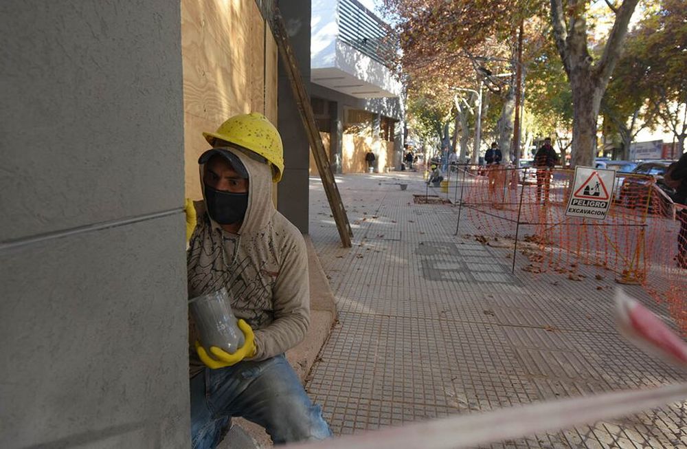 Uocra acordó 35,8% en cuatro cuotas remunerativas en abril, julio, octubre y febrero de 2022. Están cerca del 40% estimado para todo el año. / Foto: José Gutiérrez