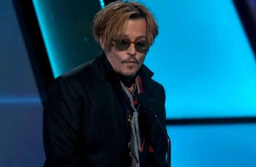 Johnny Deep presentó un premio completamente ebrio