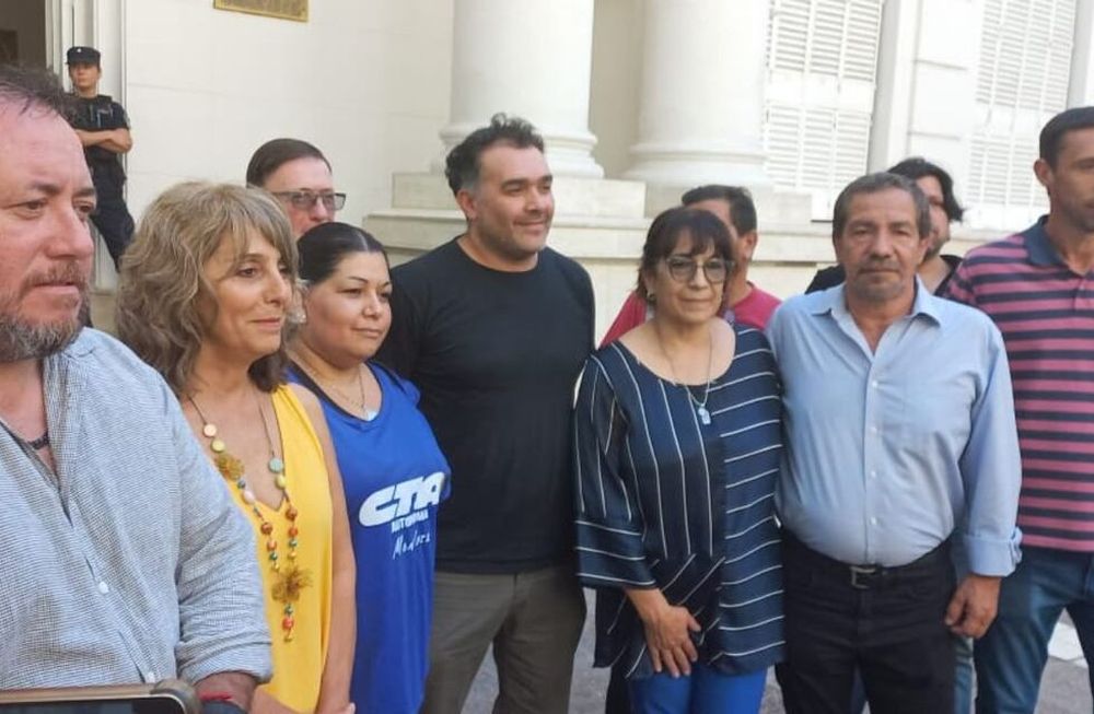 Roberto Macho (ATE), Claudia Iturbe (Ampros), Ricardo Babillón (Judiciales) y otros secretarios generales de gremios. Foto: Prensa ATE.